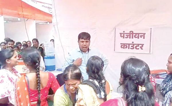 क्षेत्रीय सरस मेले में बवाल, महिलाएं धरने पर