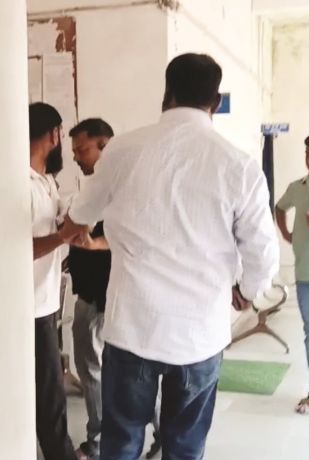 लखनपुर नपं कार्यालय में विवाद का वीडियो फैला