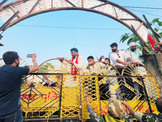 हजारों किसानों ने पंडरिया एसडीएम कार्यालय का किया घेराव