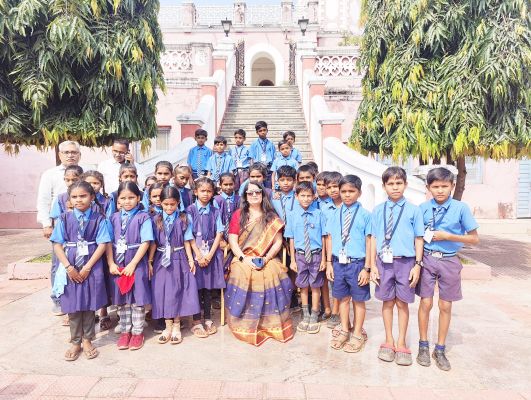 ग्राम सोनपुरी के बच्चों  का इंदिरा कला संगीत  विवि में शैक्षणिक भ्रमण