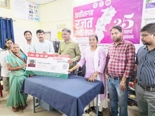 वरिष्ठजनों को किया कार्ड का वितरण