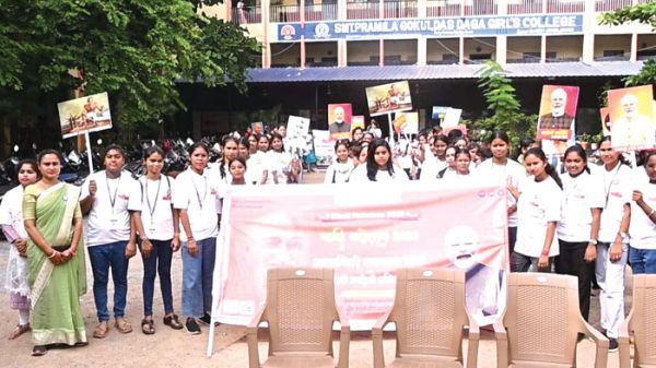 डागा कालेज में छात्राओं ने स्वदेशी रैली निकाली