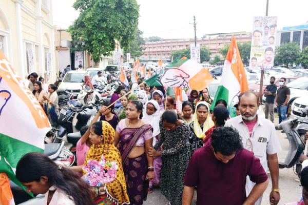 शहर के नेता मेनन के लिए लामबंद