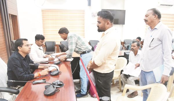 धान पंजीयन न होने की शिकायत लेकर जनदर्शन पहुंचा कृषक