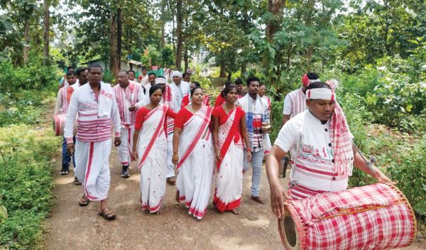 सर्व उरांव समाज ने उत्साह से मनाया नवाखाई