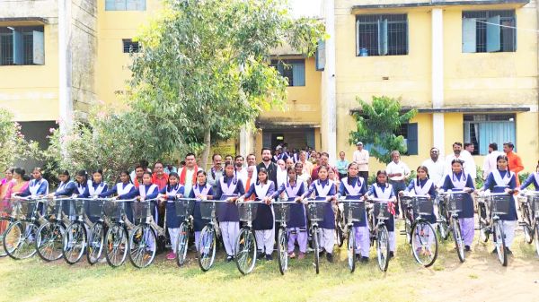 साइकिल पाकर छात्राओं के खिले चेहरे