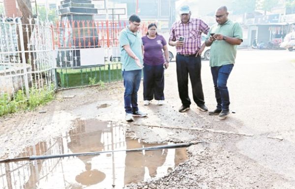आयुक्त ने निर्माणाधीन रोड का किया निरीक्षण