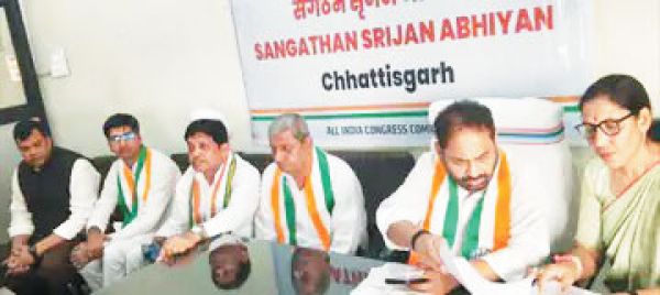 जिला अध्यक्ष चयन: पर्यवेक्षक ने की स्थानीय नेताओं से चर्चा