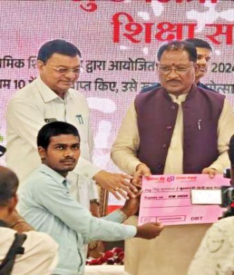 मुख्यमंत्री नोनी बाबू मेधावी शिक्षा सहायता योजना से बिट्टू का संवर रहा भविष्य