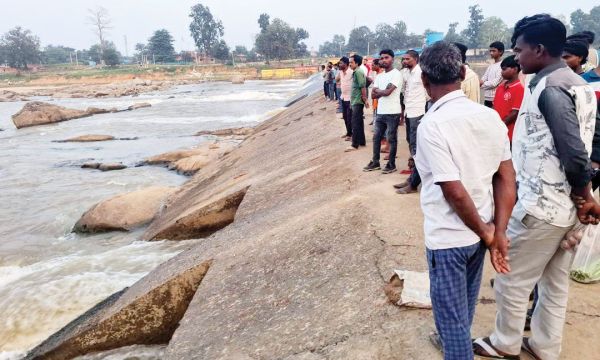 मछली पकड़ते युवक एनीकट में बहा, तलाश जारी