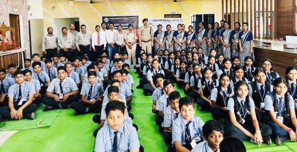 स्कूल में साइबर जागरूकता कार्यक्रम