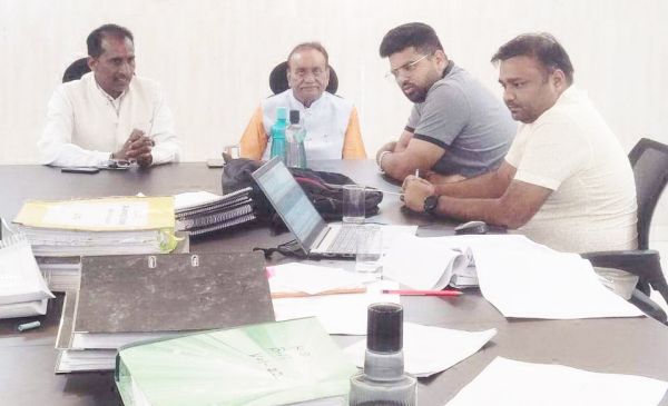 रोड क्रॉसिंग को लेकर पूर्व मंत्री साहू ने अफसरों से की चर्चा