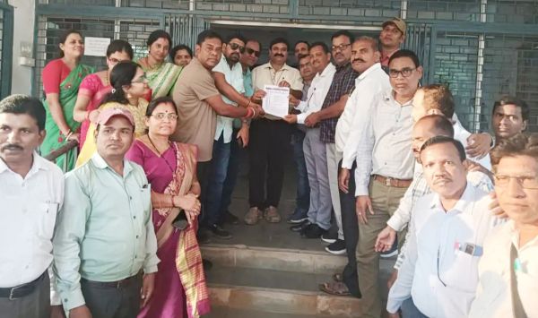 टीचर्स एसो. ने सौंपा ज्ञापन