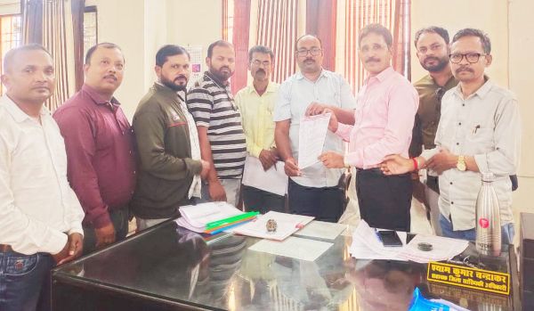 टीचर्स एसो. के पदाधिकारियों ने सौंपा मांगों का ज्ञापन