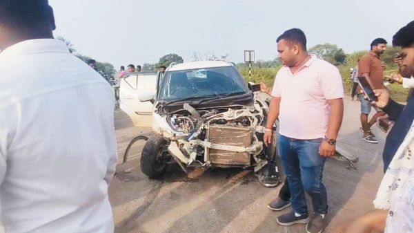 दो कारों में भिड़ंत, कई जख्मी