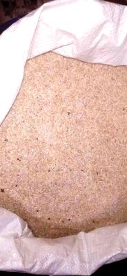 गुढिय़ारी राशन दुकान में कंकड़ से भरा सड़ा चावल बिक रहा