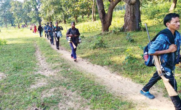  सरेंडर करने जंगल से बाहर निकल रहे नक्सली