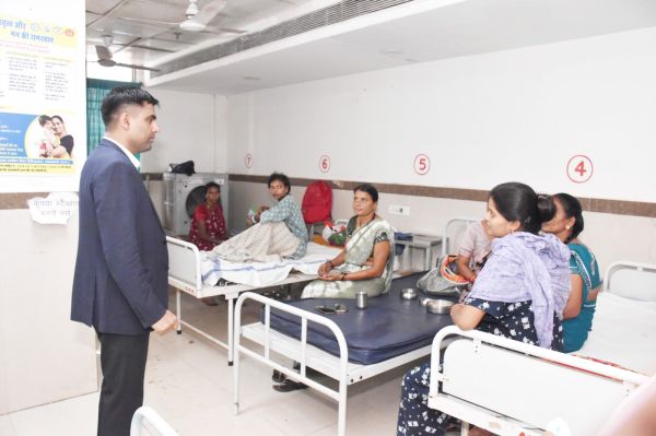 जिला अस्पताल में कलेक्टर का औचक निरीक्षण, गैरहाजिर चिकित्सकों को थमाई नोटिस