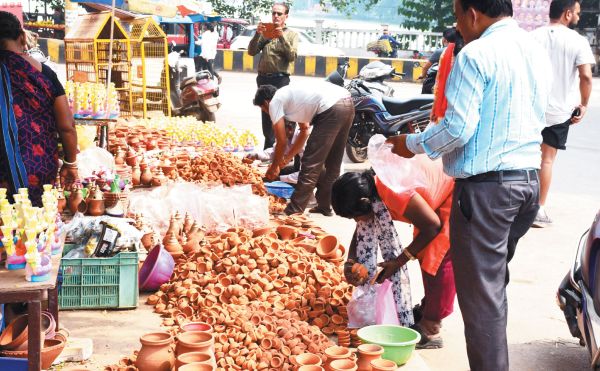दियों का बाजार ...