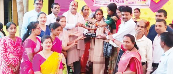 शिक्षिका की पदोन्नति -तबादला, विदाई सह सम्मान समारोह