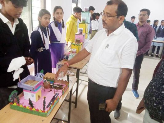 सेजेस हिन्दी माध्यम विद्यालय बलरामपुर में विज्ञान मेला