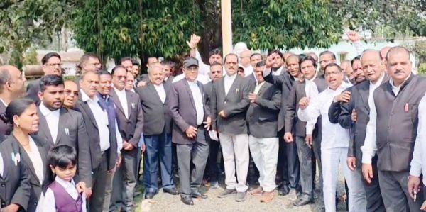 चठिरमा में न्यायालय भवन निर्माण के आदेश का विरोध, अधिवक्ताओं की बेमुद्दत हड़ताल