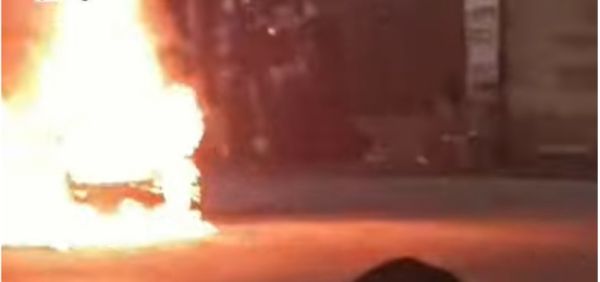 भीड़ भरे चौराहे पर थार में अचानक लगी आग, जलकर खाक,