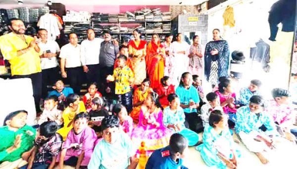 दिव्यांग बच्चों को काबरा  परिवार ने दिए नए कपड़े