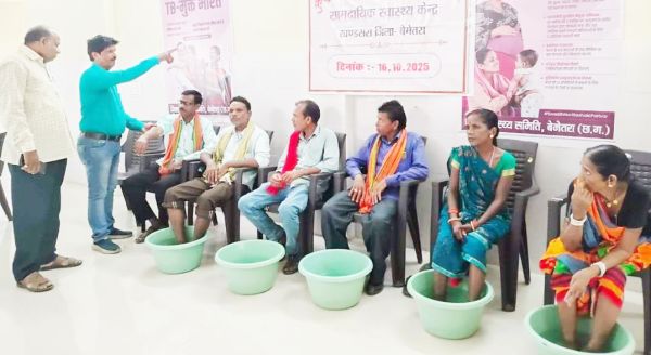 सेल्फ केयर किट और चप्पल का वितरण, कुष्ठ मरीजों को उपचार की विधि बताई 