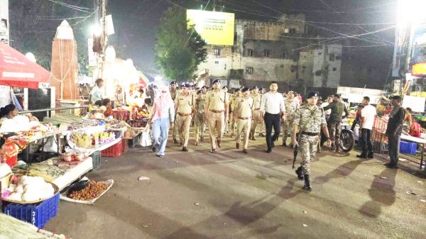 असामाजिक तत्वों पर पुलिस की पैनी  नजर शहर में निकाला फ्लैग मार्च