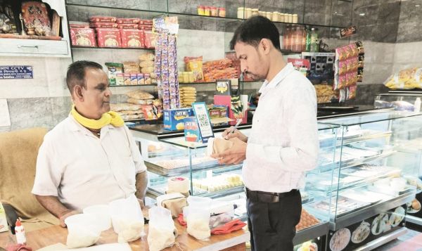 70 खाद्य नमूनों को जांच के लिए भेजा, दो प्रतिष्ठानों पर 50 हजार जुर्माना