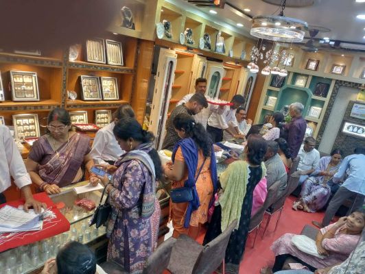 धनतेरस पर जमकर बरसा धन, खिल उठे कारोबारियों के चेहरे