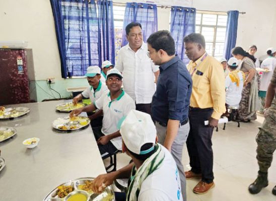 कमिश्नर ने किया आड़ावाल स्थित नक्सल पुनर्वास केंद्र का निरीक्षण