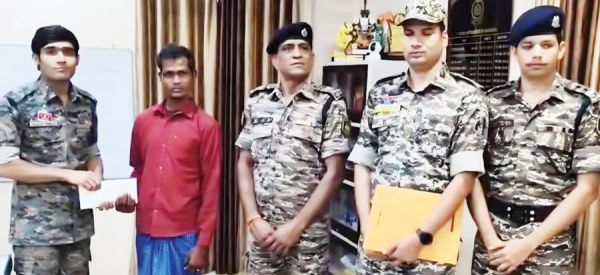 ईनामी नक्सली ने किया समर्पण