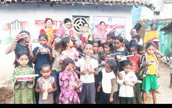 पृथ्वी फाउंडेशन ने बस्ती के बच्चों संग मनाई दिवाली