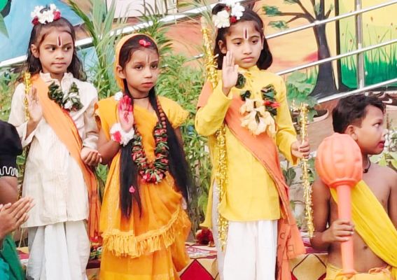  गौरा-गौरी झांकी पर बच्चों की मनमोहक प्रस्तुति