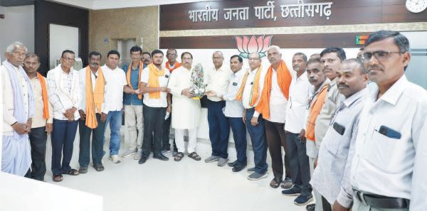 धान खरीदी केंद्र के प्राधिकृत अधिकारियों ने अशोक बजाज से की भेंट