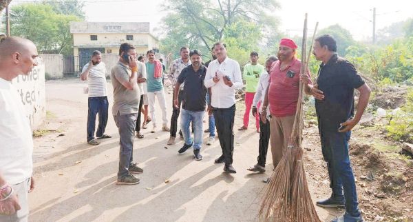 वार्ड भ्रमण के लिए निकले महापौर, निरीक्षण कर दिवाली में साफ -सफाई के दिए निर्देश