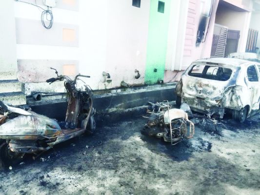 पटाखे की चिंगारी से एक कार  समेत दो बाइक जलकर खाक