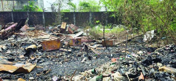 कबाड़ दुकान में लगी आग  देर रात दमकल कर्मियों ने पाया काबू