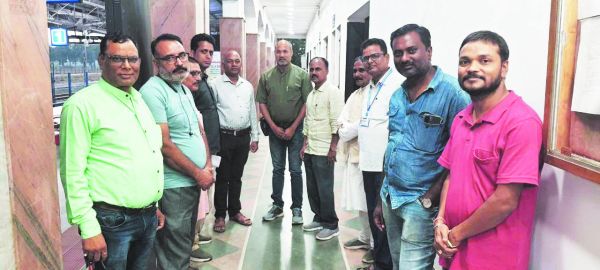 अंबिकापुर रेलवे स्टेशन में अतिरिक्त प्लेटफार्म निर्माण जल्द शुरू करने की मांग, डीआरएम के नाम सौंपा ज्ञापन