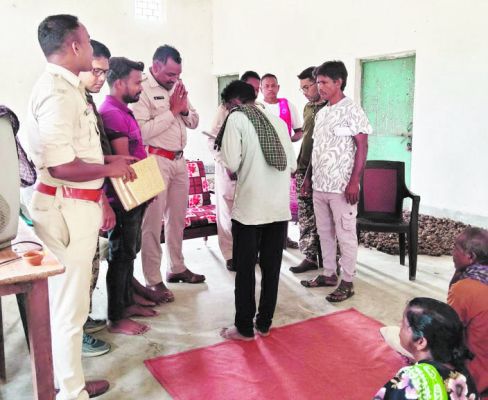 वनवासियों संग वन अफसर-कर्मियों ने मनाई दिवाली