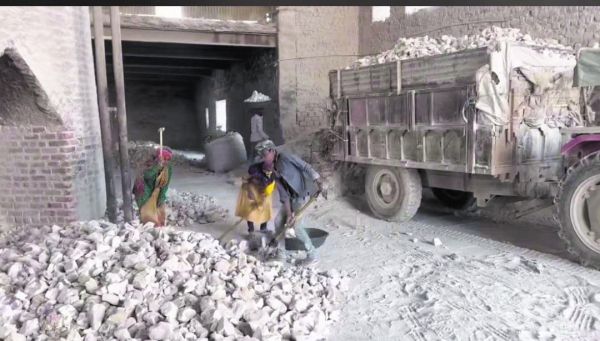 गांव के बीच अवैध चूना भट्टी से बढ़ा प्रदूषण, ग्रामीणों ने जताई नाराजगी