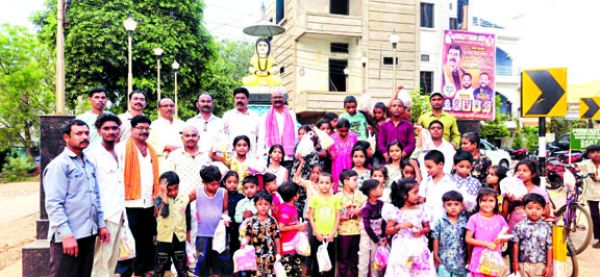 राजिम भक्तिन माता समिति के अध्यक्ष ने बच्चों संग मनाई दिवाली