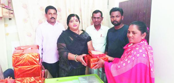 पार्षद सत्या देवी ने सफाई  मित्रों संग मनाई दिवाली