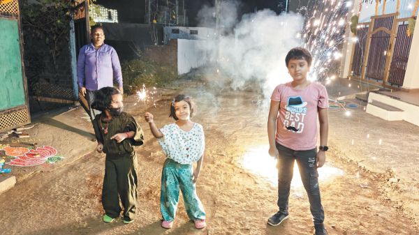  धूमधाम से मनी दिवाली, रोशनी से जगमगा उठे घर-आंगन