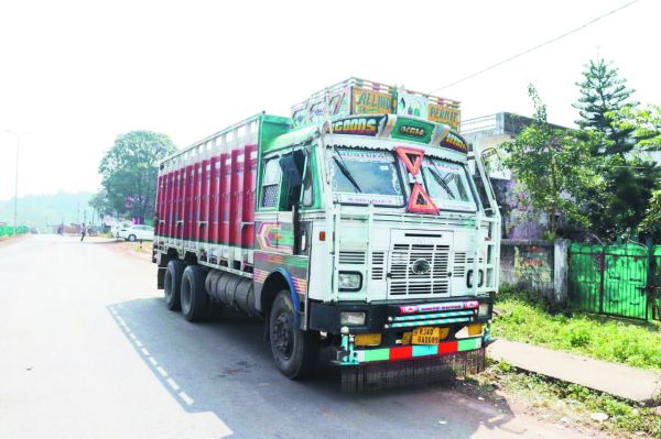 ट्रक के गुप्त चेंबर से 53 किलो से अधिक गांजा बरामद, एक आरोपी गिरफ्तार