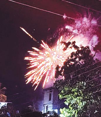 रंगारंग आतिशबाजी से मनाई दीपावली