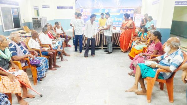 वृद्धाश्रम में सेवा भारती के सदस्यों ने बुजुर्गों संग मनाई दीपावली, मिला आशीर्वाद