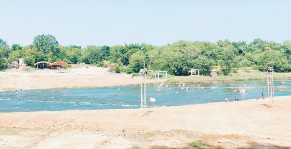 घुनघुट्टा नदी तट पर छठ पूजा के लिए घाट तैयार